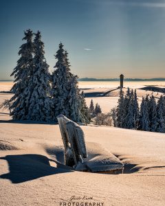 Mehr über den Artikel erfahren Bank mit winterlicher Aussicht