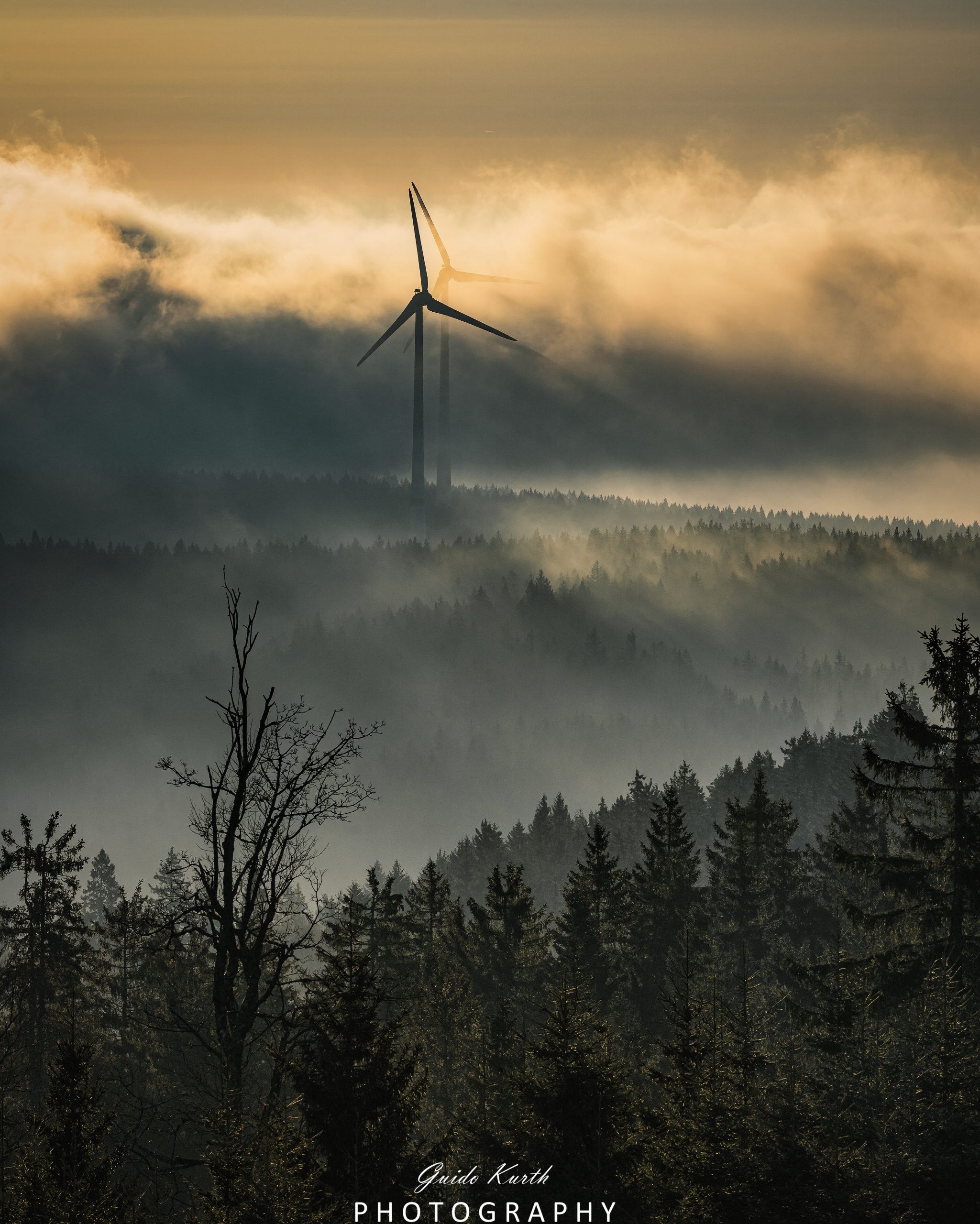 Du betrachtest gerade Windräder im Nebel