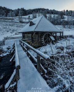 Mehr über den Artikel erfahren Schwarzwaldmühle im Winter