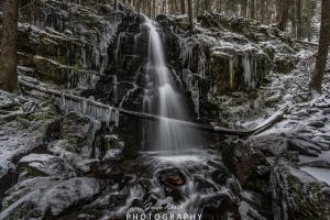 Mehr über den Artikel erfahren Wasserfälle mit Eis