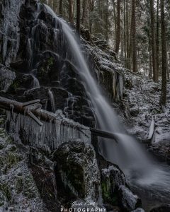 Mehr über den Artikel erfahren Wasserfälle mit Eis