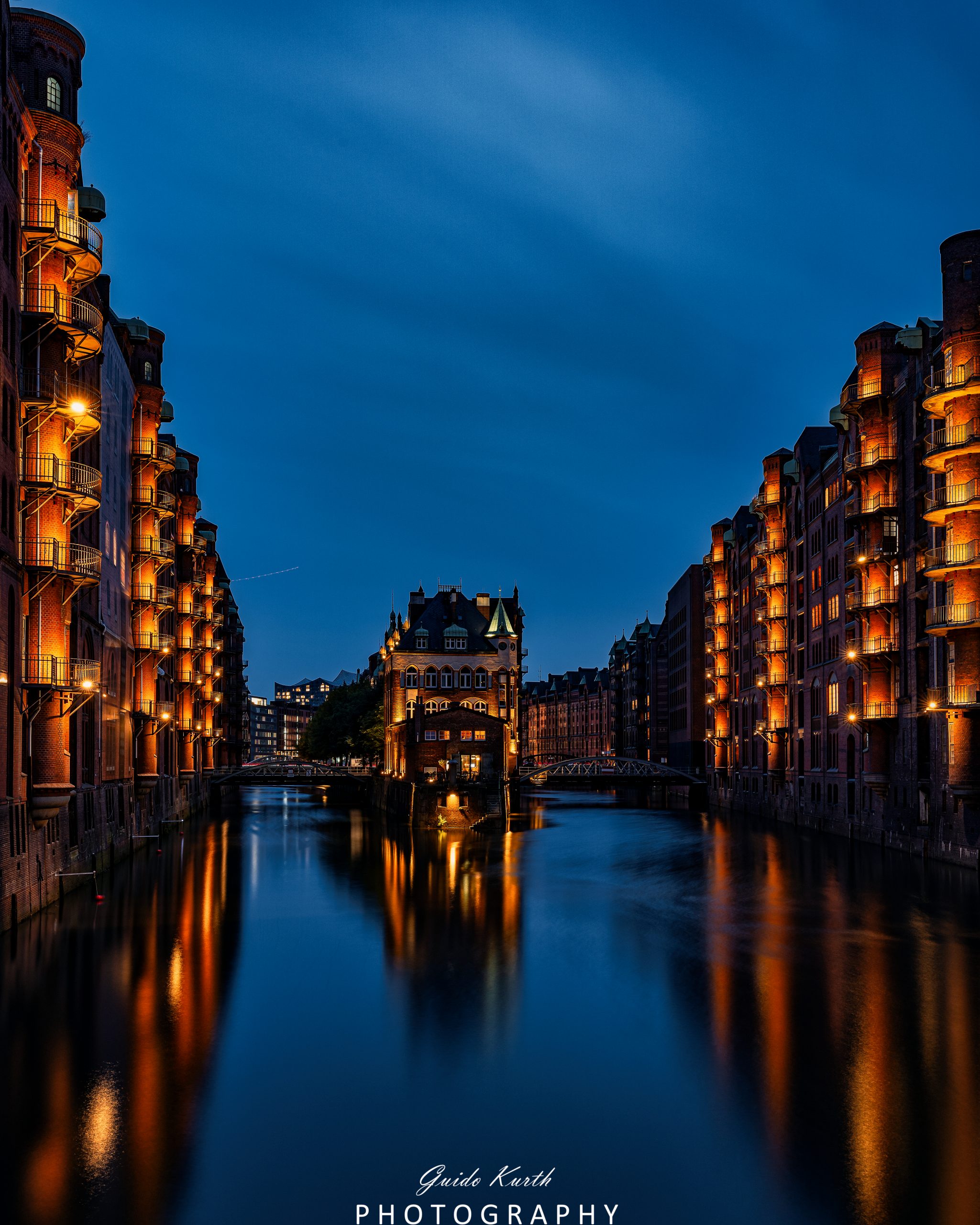 Du betrachtest gerade Hamburg Speicherstadt zur blauen Stunde