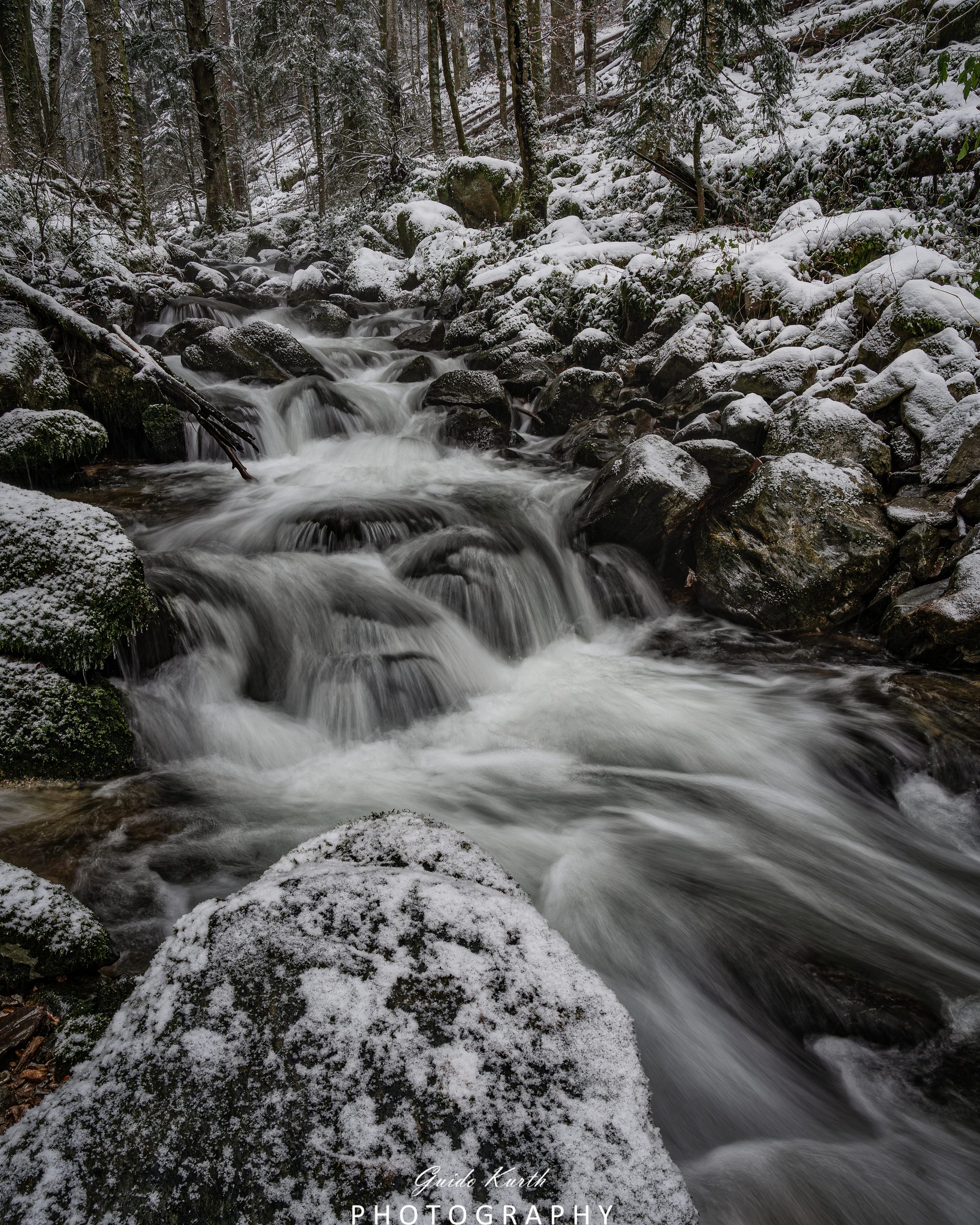 Du betrachtest gerade Winterlicher Wasserfall…