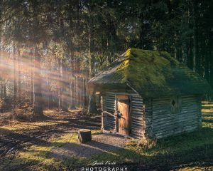 Mehr über den Artikel erfahren Hütte im Morgenlicht