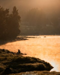 Mehr über den Artikel erfahren Angler im Morgenlicht…